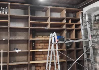 Mise en place de rangements dans cave