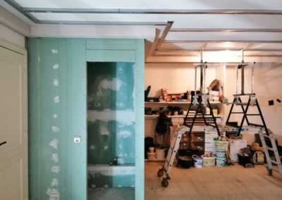 Installation d'une structure en plâtre par un platrier
